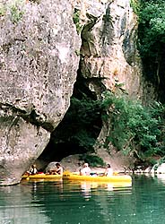 grottekayak.jpg (28354 bytes)